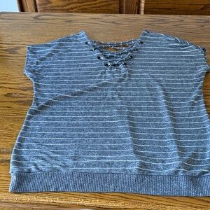 Maurices Gray Striped Short Sleeve Tee
